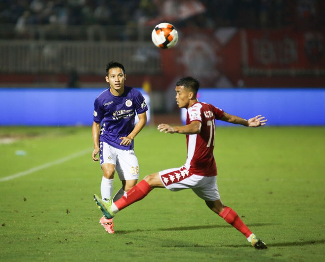 TP.HCM và Hà Nội FC cống hiến trận đấu hấp dẫn ở vòng 11 V-League 2020 dù kết quả chung cuộc là 3-0 nghiêng về đội khách. (Ảnh: Nam An/Vietnam+) Công Phượng bị từ chối penalty, TP.HCM thua tan nát trước Hà Nội FC ảnh 1