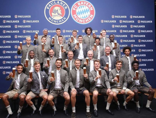 Oktoberfest 2020 bị hoãn nhưng buổi chụp ảnh với Paulaner vẫn diễn ra như thường niên. (Nguồn: FcB.com) Những điều thú vị về bộ ảnh với trang phục lederhosen của FC Bayern ảnh 22