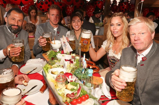 Bộ ba thuộc BHL mùa trước của Bayern: Giám đốc Thể thao Hasan Salihamidzic, HLV Julian Nagelsmann và Ceo Oliver Kahn tại Oktoberfest 2022, 6 tháng trước khi biến cố sa thải HLV và cả Hasan lẫn Kahn mất chức 2 tháng sau đó. (Nguồn: FcB.com) Những điều thú vị về bộ ảnh với trang phục lederhosen của FC Bayern ảnh 23