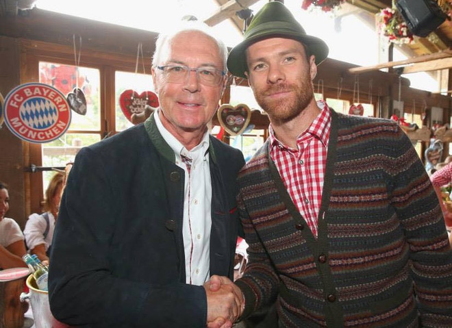 Huyền thoại Franz Beckenbauer và ngôi sao Xabi Alonso tại Oktoberfest 2014. (Nguồn: FcB.com) Những điều thú vị về bộ ảnh với trang phục lederhosen của FC Bayern ảnh 18