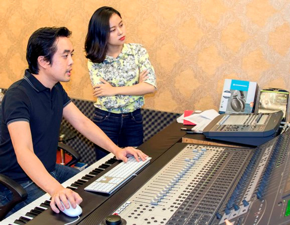 Nhạc sỹ Dương Khắc Linh “kèm cặp” Hoàng Quyên hát nhạc Cách mạng ảnh 1