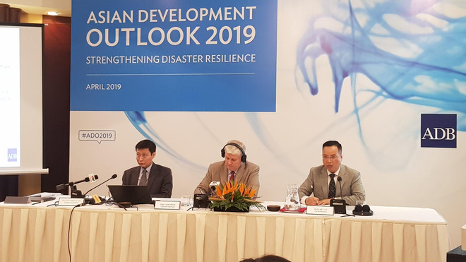 Lãnh đạo ADB tại buổi họp báo. (Ảnh: TH/Vietnam+) ADB dự báo kinh tế Việt Nam tăng trưởng 6,8% trong năm 2019 ảnh 1