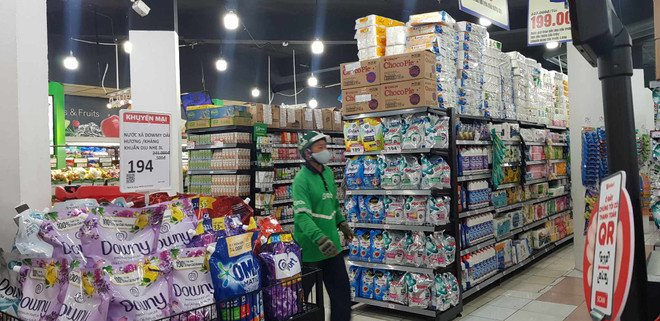 Chỉ số giá tiêu dùng toàn phần và cơ bản của Việt Nam đều có xu hướng thấp hơn mục tiêu. (Ảnh: PV/Vietnam+) UOB: Ngân hàng Nhà nước Việt Nam có thể sẽ cắt giảm thêm lãi suất ảnh 2