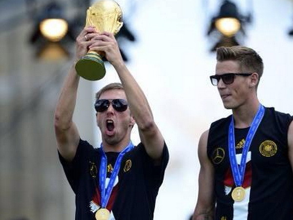 Lahm trong lễ đón các nhà vô địch tại Berlin (Nguồn DFB) Philipp Lahm chia tay đội tuyển: Chúng tôi sẽ rất nhớ anh ảnh 3