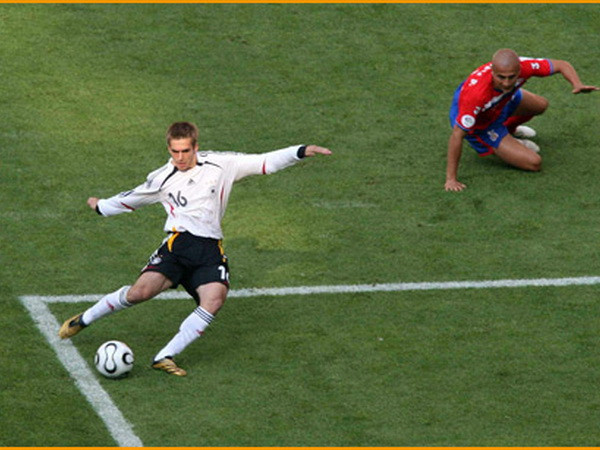 Bàn thắng đầu tiên trong sự nghiệp quốc tế và là bàn thắng đầu tiên mở màn cho World Cup 2006 (Nguồn: Gretty images) Philipp Lahm chia tay đội tuyển: Chúng tôi sẽ rất nhớ anh ảnh 7