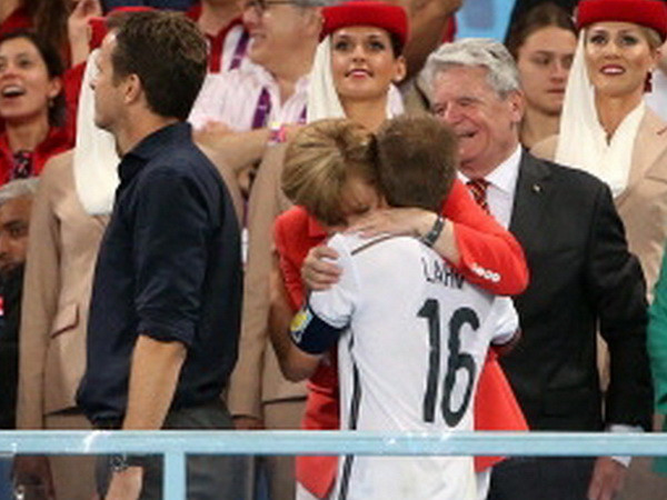 Thủ tướng Đức Merkel chúc mừng tân vô địch World Cup 2014 (Nguồn: Gretty images) Philipp Lahm chia tay đội tuyển: Chúng tôi sẽ rất nhớ anh ảnh 2
