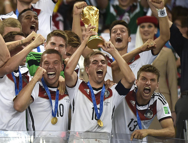 Philipp Lahm và đồng đội nâng cao chiếc cúp vô địch World Cup 2014 (Nguồn: AP) Philipp Lahm chia tay đội tuyển: Chúng tôi sẽ rất nhớ anh ảnh 1