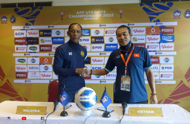 Huấn luyện viên U19 Việt Nam và Malaysia tham dự cuộc họp báo trước trận bán kết U19 Đông Nam Á 2022. (Ảnh: VFF) U19 Việt Nam sẵn sàng hạ gục U19 Malaysia tại bán kết U19 Đông Nam Á ảnh 1
