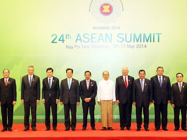 Thông qua Tuyên bố của Chủ tịch Hội nghị cấp cao ASEAN-24 về tình hình Biển Đông. (Ảnh: Đức Tám/TTXVN) Tuyên bố Chủ tịch Hội nghị Cấp cao ASEAN-24 về Biển Đông ảnh 1