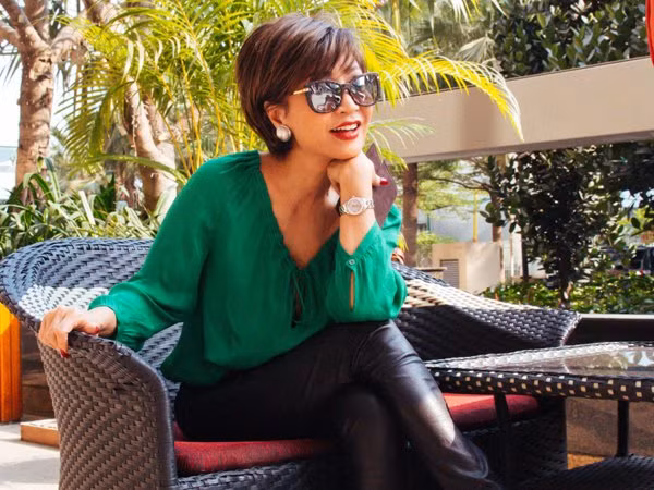 Diva Khánh Hà khoe vẻ đẹp không tuổi trên phố phường Hà Nội ảnh 2