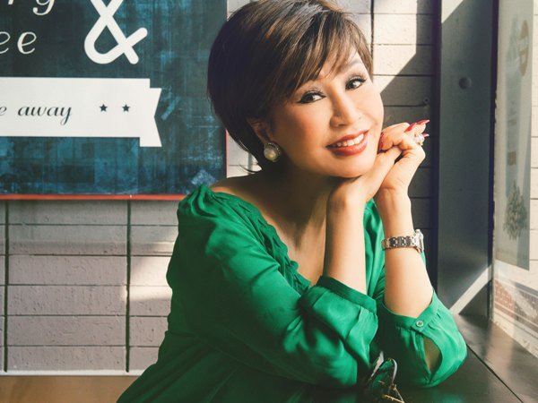 Diva Khánh Hà khoe vẻ đẹp không tuổi trên phố phường Hà Nội ảnh 3