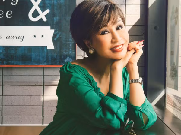Diva Khánh Hà khoe vẻ đẹp không tuổi trên phố phường Hà Nội ảnh 3