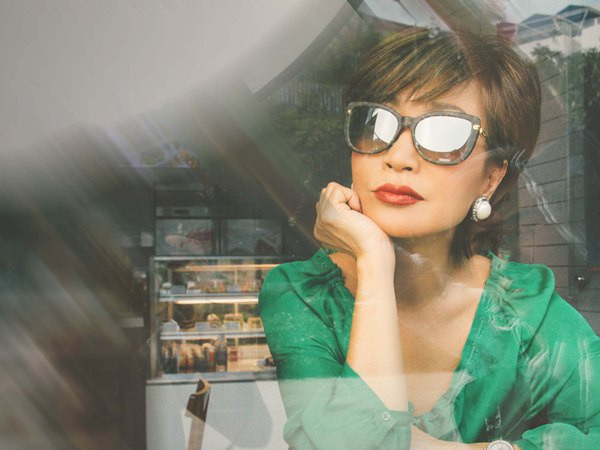 Diva Khánh Hà khoe vẻ đẹp không tuổi trên phố phường Hà Nội ảnh 1