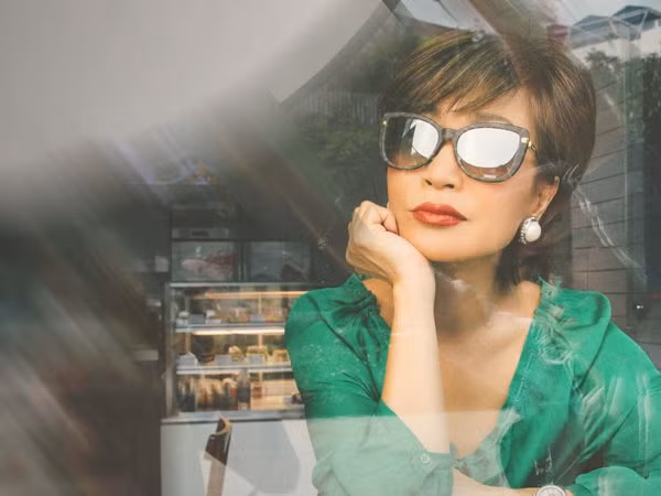 Diva Khánh Hà khoe vẻ đẹp không tuổi trên phố phường Hà Nội ảnh 1
