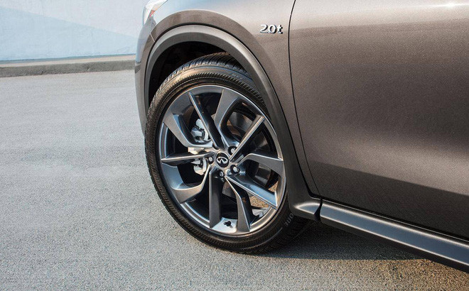 Lưu ý đến lốp xe thường xuyên khi vận hành trong thời gian dài và nắng nóng. (Ảnh minh họa: Infiniti) “Bỏ túi” 6 lưu ý khi sử dụng xe ôtô trong đợt nắng nóng kỷ lục ảnh 3
