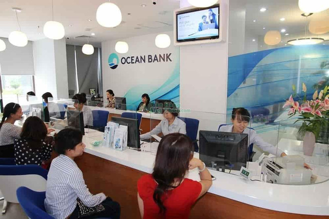 Giao dịch tại Ocean bank. (Ảnh: CTV/Vietnam+) Ngân hàng yếu kém: Sẽ có các cuộc ‘lột xác’ trong thời gian tới? ảnh 2