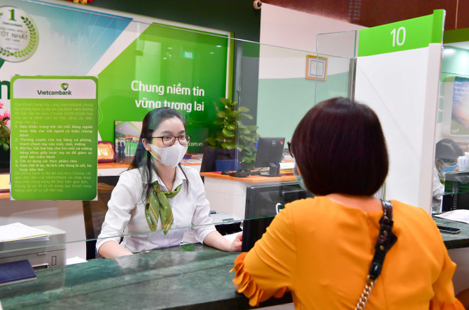 Giao dịch tại Vietcombank. (Ảnh: Vietnam+) Tỷ lệ bao phủ nợ xấu của Vietcombank đạt 424%, cao nhất hệ thống ảnh 1