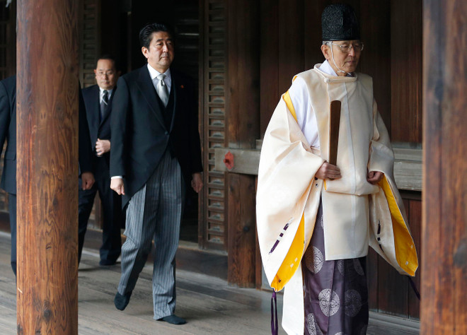 Thủ tướng Nhật Bản Shinzo Abe (giữa) thăm đền Yasukuni hồi năm 2013. (Nguồn: The Japan Times) Thủ tướng Nhật Bản quyết định không thăm đền Yasukuni ảnh 1