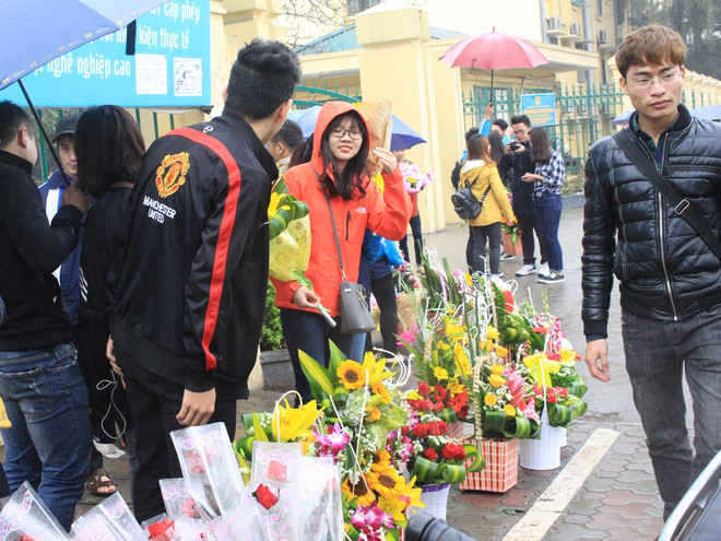Sinh viên kiếm tiền triệu từ kinh doanh hoa dịp lễ 8/3 ảnh 1