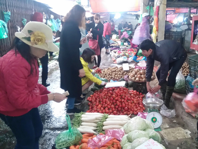 Mưa, rét đẩy giá các loại rau củ đua nhau tăng giá gấp đôi ảnh 1