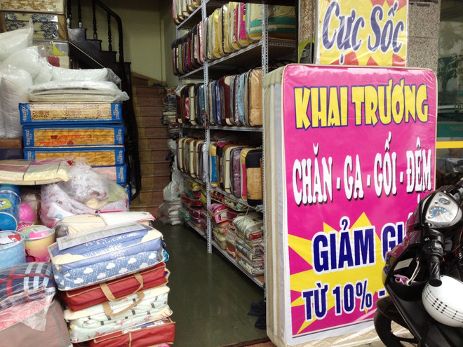 Thị trường chăn ga gối đệm: Giảm giá 70% vẫn vắng bóng người mua ảnh 2