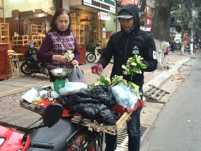 Hoa bưởi ngập tràn trên phố thu hút người dân Thủ đô ảnh 6