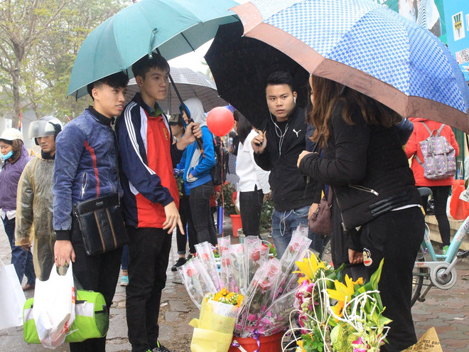 Sinh viên kiếm tiền triệu từ kinh doanh hoa dịp lễ 8/3 ảnh 2