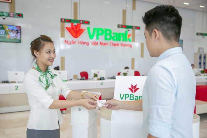 Khách hàng đến giao dịch tại VPBank. (Nguồn: VPBank) VPBank lọt vào tốp 10 doanh nghiệp tư nhân lớn nhất 2018 ảnh 1