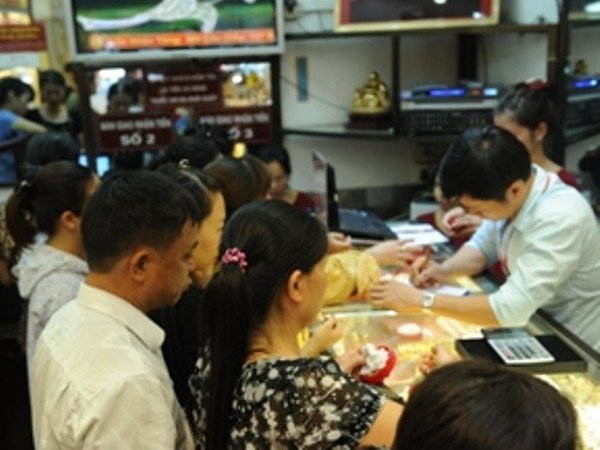 Giá vàng trong nước đồng loạt giảm, tỷ giá trung tâm tăng 15 đồng ảnh 1