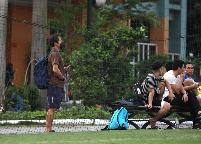 HLV Park tự ý thức cách ly, đeo khẩu trang theo dõi tuyển nữ Việt Nam ảnh 2