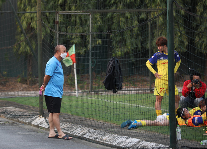 HLV Park tự ý thức cách ly, đeo khẩu trang theo dõi tuyển nữ Việt Nam ảnh 1