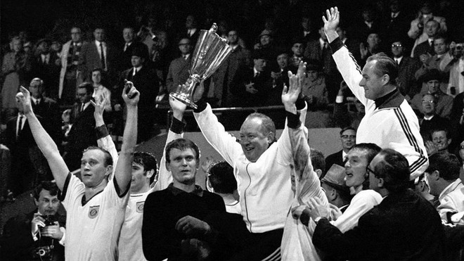 FC Bayern München: 22 khoảnh khắc đầy hào quang trong lịch sử 120 năm ảnh 2