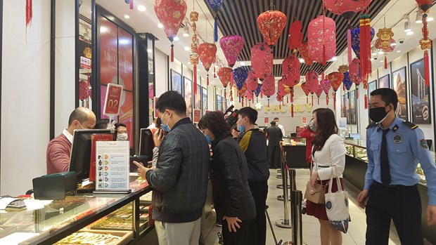 Giao dịch vàng tại doanh nghiệp. (Ảnh: Vietnam+) Giá vàng SJC giảm thêm 450.000 đồng sau ngày vía Thần Tài ảnh 1