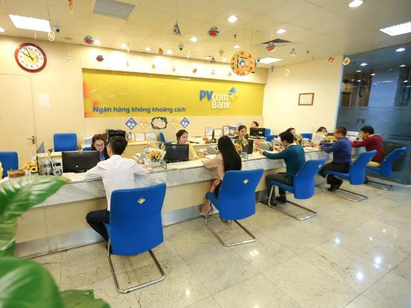 Giao dịch tại PVcomBank. (Nguồn: PVcomBank) PVcomBank và SeABank nhận giải ngân hàng đổi mới hiệu quả từ IFM ảnh 1