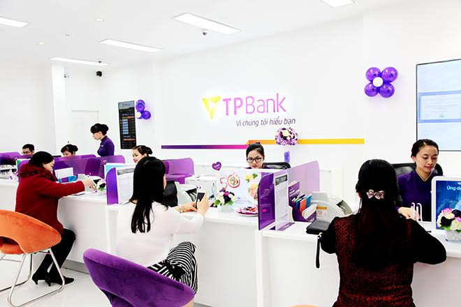 Ngay trong ngày đầu tiên khai trương, TPBank Thanh Hoá đã đón tiếp nhiều lượt khách hàng tới thăm quan và giao dịch. (Nguồn: TPBank) TPBank khai trương chi nhánh đầu tiên tại tỉnh Thanh Hóa ảnh 1