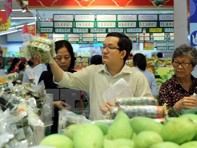 Người tiêu dùng chọn lựa rau củ quả tại siêu thị. (Ảnh: Thanh Vũ/TTXVN) VietABank tài trợ 500 tỷ đồng cho nông nghiệp công nghệ cao ảnh 1