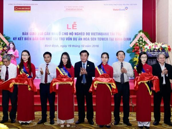 Các đại biểu bàn giao 200 căn nhà cho hộ nghèo. (Nguồn: VietinBank) VietinBank mang mái ấm mùa Xuân đến với hộ nghèo Bình Định ảnh 1