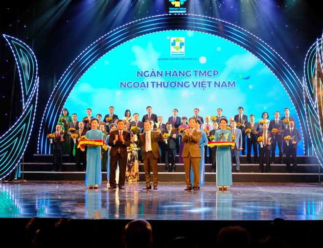 Đại diện Vietcombank nhận biểu trưng Thương hiệu quốc gia từ ban tổ chức. (Ảnh: Vietnam+) Ngân hàng duy nhất 7 lần liên tục được vinh danh thương hiệu Quốc gia ảnh 1