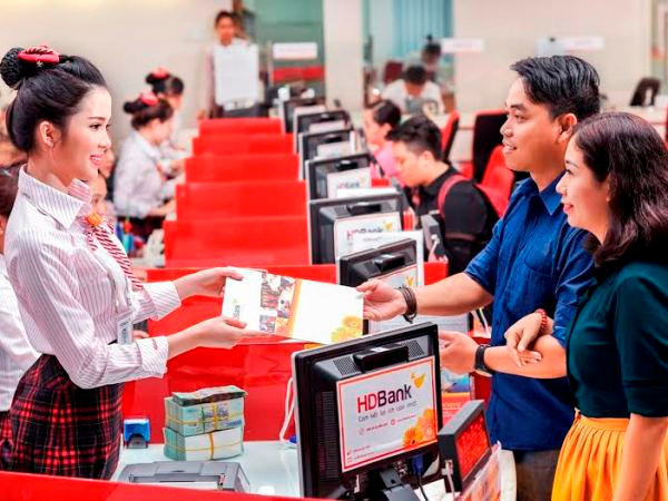 Giao dịch tại ngân hàng. (Nguồn: HDBank) Áp dụng ngân hàng số: Động lực từ tư duy đổi mới của khách hàng ảnh 2