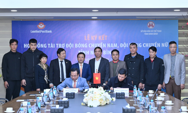 Lãnh đạo hai bên tham gia ký kết. (Ảnh: Vietnam+) LienVietPostBank tài trợ 2 đội bóng chuyền nam nữ Ninh Bình ảnh 1