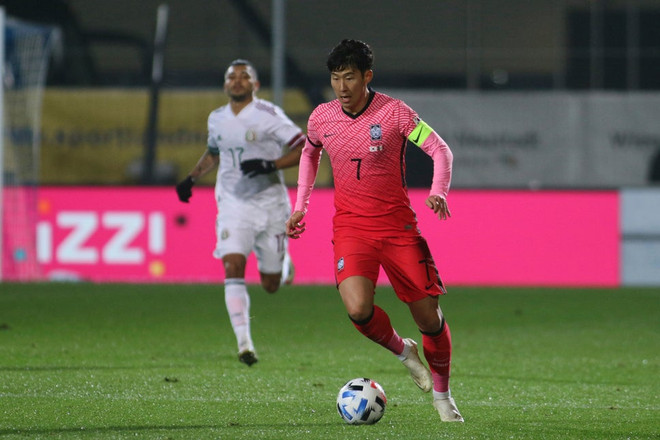 Son Heung Min trong trận đấu giữa Hàn Quốc và Mexico. (Ảnh: Evening Standard) Đội tuyển bóng đá Hàn Quốc xác nhận 6 cầu thủ nhiễm virus SARS-CoV-2 ảnh 1