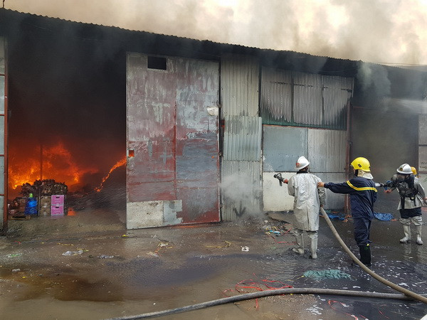 Cháy lớn tại khu nhà kho gần bến xe nước ngầm, lửa bốc ngùn ngụt ảnh 1