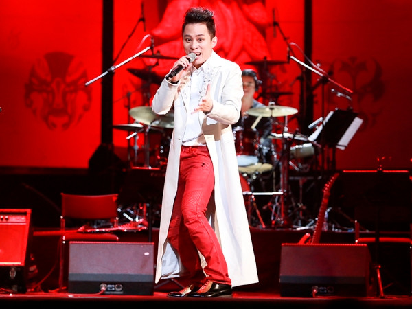 Ca sỹ Tùng Dương: Chân dung đặc biệt của một thập kỷ âm nhạc ảnh 2