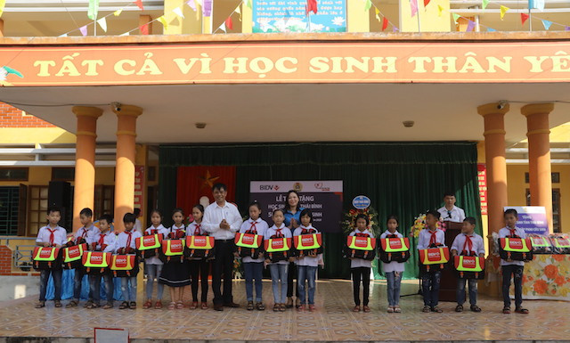 BIDV trao tặng 5.000 cặp phao cứu sinh cho trẻ nhỏ tại 10 địa phương ảnh 2