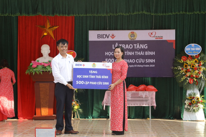 BIDV trao tặng 5.000 cặp phao cứu sinh cho trẻ nhỏ tại 10 địa phương ảnh 1