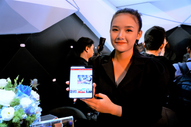 (Ảnh: Minh Hiếu/Vietnam+) Samsung Galaxy Fold cập bến tại Việt Nam với giá 50 triệu đồng ảnh 6