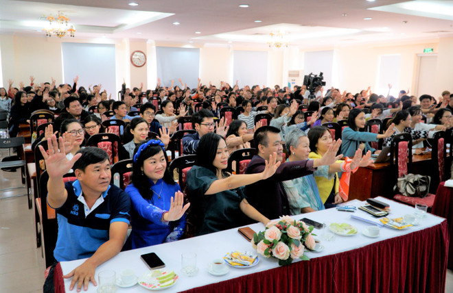 Tất cả khán giả trong sự kiện đều giơ tay đồng lòng vì một xã hội không còn vấn nạn bạo lực tình dục phụ nữ và trẻ em. (Ảnh: Minh Hiếu/Vietnam+) Hàng ngàn video nâng cao ý thức bảo vệ phụ nữ lan tỏa trên TikTok ảnh 1