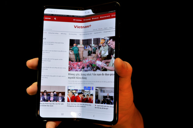 Samsung Galaxy Fold sẽ được bán chính thức vào ngày 14/12 với giá đặt hàng trước là 50 triệu đồng. (Ảnh: Minh Hiếu/Vietnam+) Samsung Galaxy Fold cập bến tại Việt Nam với giá 50 triệu đồng ảnh 3
