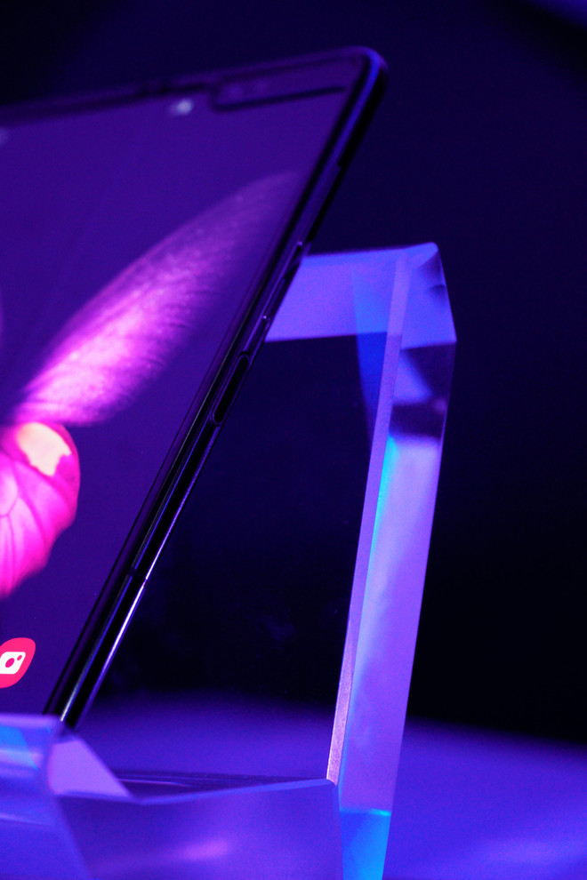 Chiếc điện thoại có độ dày chỉ 6,9mm. (Ảnh: Minh Hiếu/Vietnam+) Samsung Galaxy Fold cập bến tại Việt Nam với giá 50 triệu đồng ảnh 4