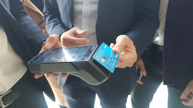 Người dân cần làm gì để thực hiện đổi thẻ ATM từ sang thẻ chip? ảnh 2